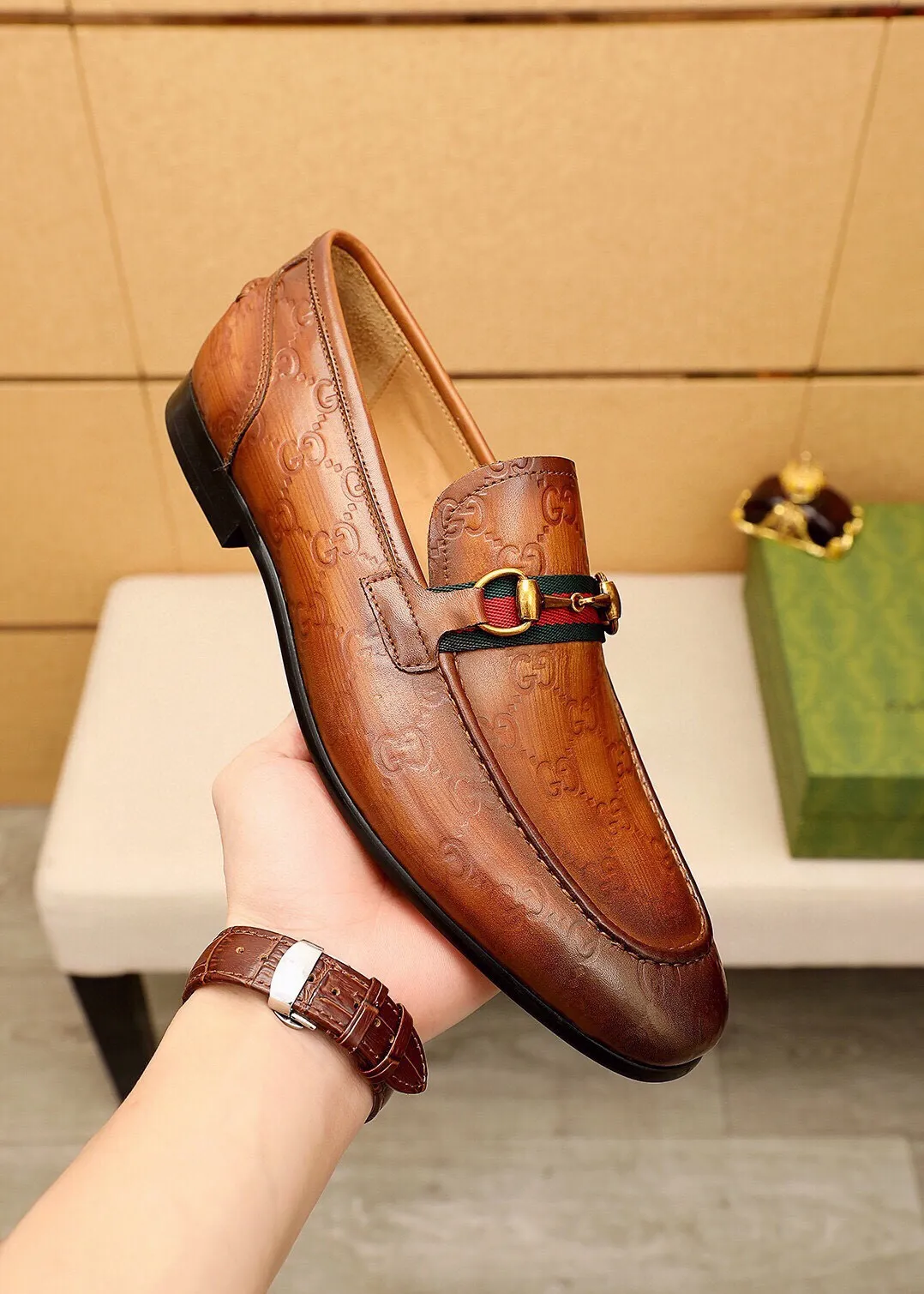 Men's shoes 💰480 💐 Product trademark: GUCCI "Gucci" casual leather shoes Regular size: 38-45 (45.46🉑️customized) Product materials: Selected imported first-layer calfskin embossed upper + luxury hardware buckle, imported cowhide leather lining. Strong three-dimensional visual effect, original outsole color: 2 colors available